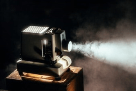 CINE A TOPE - Turned on projector. Unsplash stock image